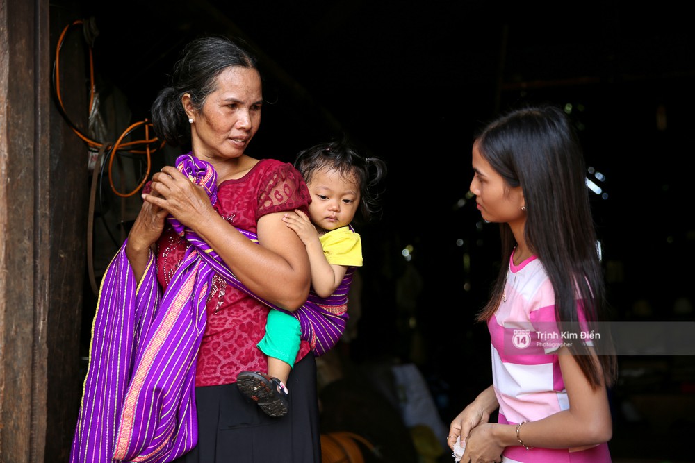 Lộ diện em gái xinh như hot girl của Hoa hậu Hoàn vũ VN 2017 HHen Niê!